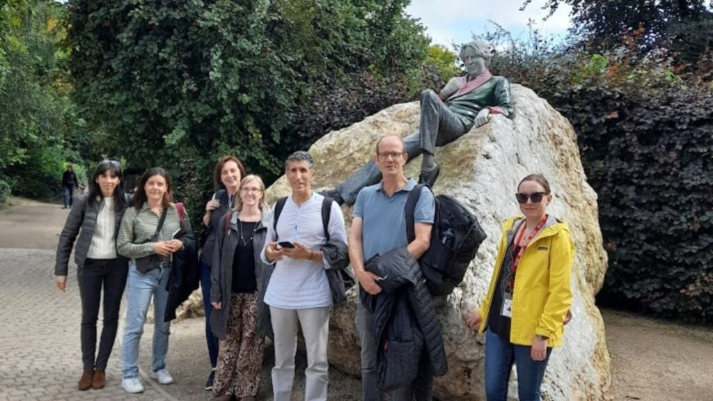 AtlasLanguageSchool_Activity_WalkAndTalkTour_05.jpg
